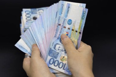 Binlerce Filipinli banknot yığını. Bin dolarlık banknotlar, peso arkaplan resmi..