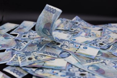 Binlerce Filipinli banknot yığını. Bin dolarlık banknotlar, peso arkaplan resmi..