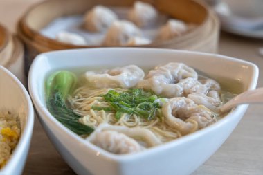 Çin usulü lezzetli yemekler masada.