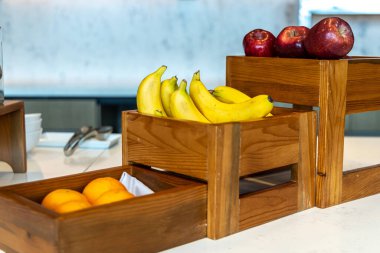 Restorandaki masada çeşitli meyveler var.