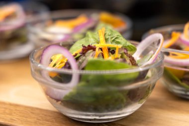 Restorandaki masada sebze salatası var.