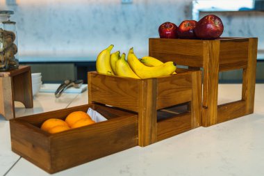 Restorandaki masada çeşitli meyveler var.