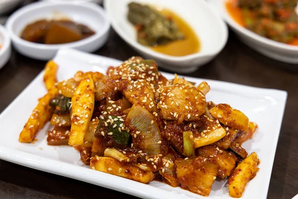 韓国料理 スパイシーな豚肉とイカ レストラン — ストック写真