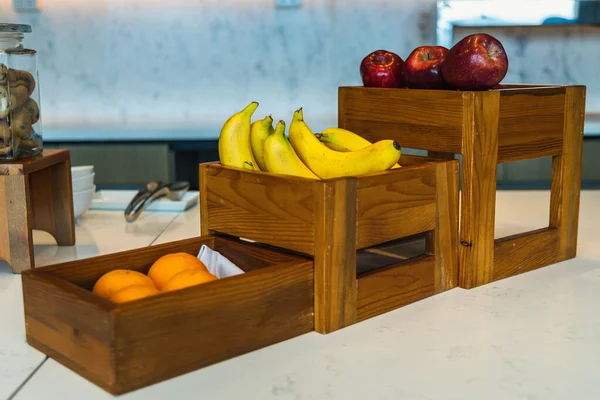 Restorandaki masada çeşitli meyveler var.