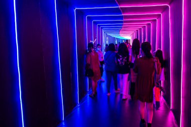 İnsanlar 4 Temmuz 2021 'de Manila, Filipinler' deki alışveriş merkezinde fotoğraf çekiyorlar.