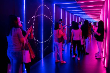 İnsanlar 4 Temmuz 2021 'de Manila, Filipinler' deki alışveriş merkezinde fotoğraf çekiyorlar.