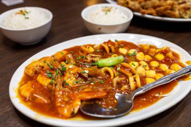 Filipinler 'de acılı soslu deniz ürünleri karışımı.