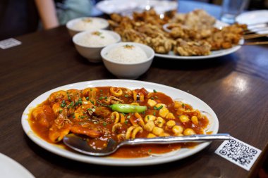 Filipinler 'de acılı soslu deniz ürünleri karışımı.
