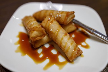 Çatallı Filipinli Çıtır Leche Flanı.