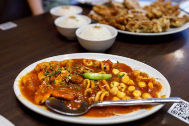 Filipinler 'de acılı soslu deniz ürünleri karışımı.