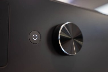 Güç ve Başlatma Düğmeleri ile Modern Yıkama Makinesi Kontrol Paneli. Gelişmiş ev aletleri teknolojisi, verimlilik ve modern yaşam tarzı. Akıllı ev aletleri, çamaşır teknolojisi ve modern ev halkı.