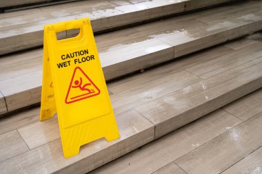 Sarı Dikkat ıslak zeminde kaygan zemin tabelası. Halka açık alanda güvenlik uyarısı. Güvenlik Uyarısı Konsepti.