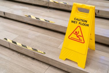 Sarı Dikkat ıslak zeminde kaygan zemin tabelası. Halka açık alanda güvenlik uyarısı. Güvenlik Uyarısı Konsepti.