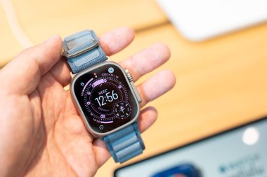 Apple Store Central World 'de Apple Watch Ultra 3' ü tutuyor..