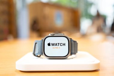 Yeni Apple Watch Ultra 3 fitness izleme, sağlık odaklı yetenekleri ve kablosuz iletişimi olan yeni özellikler.