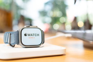 Yeni Apple Watch Ultra 3 fitness izleme, sağlık odaklı yetenekleri ve kablosuz iletişimi olan yeni özellikler.