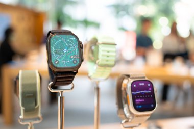 Yeni Apple Watch Ultra 3 fitness izleme, sağlık odaklı yetenekleri ve kablosuz iletişimi olan yeni özellikler.