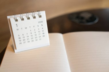 Mini Masa Takvimi, Ocak 2026 'da Açık Defter' de Yeni Bir Başlangıç ve İş Planlama 'yı simgeliyor. iş planlaması, hedef belirleme, zaman yönetimi veya yeni bir program belirleme.