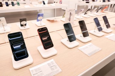 Apple launch new smartphone iPhone 17 Series. Comparing and testing the new iPhone 17 as well as iPhone 17 Pro max, Pro, Air and iPhone 17 in a Store.