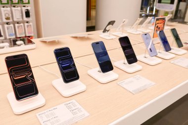 Apple launch new smartphone iPhone 17 Series. Comparing and testing the new iPhone 17 as well as iPhone 17 Pro max, Pro, Air and iPhone 17 in a Store.