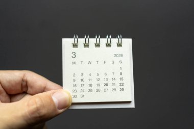 Mart 2026 tarihli El Tutma Minimum Masa Planlama Takvimi koyu arka planda izole edildi. 2026 MAR. Verimlilik ve verimli zaman planlama. zamanlama, zaman yönetimi ve aylık hedef belirleme.