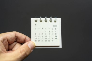 Ocak 2026 Planlama için Minimal Masa Takvimi koyu arka planda izole edildi. 2026 Ocak. Planlama, zamanlama, zaman yönetimi, yeni yıl hedefleri, üretkenlik ve iş örgütü.