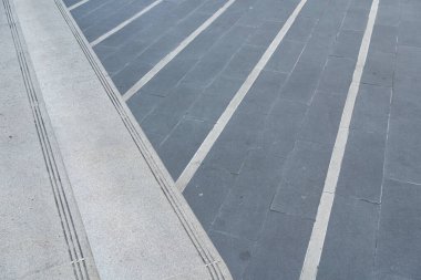 Modern Granit Merdiven ve Döşeme Döşeme Döşemesi. mimari, kentsel tasarım, modernlik ve güvenlik.