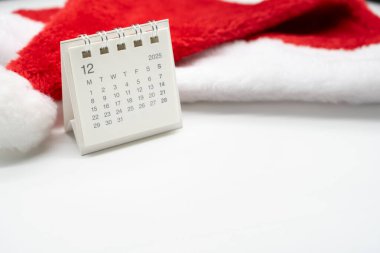 Aralık 2025 Masa Takvimi, Beyaz Minimal Tarzı 'nda Noel Arkaplanı. Uzayı kopyala Tatil sezonu planlaması, şenlikli geri sayım ve yeni yıl hazırlığı.