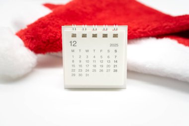 Aralık 2025 Masa Takvimi, Beyaz Minimal Tarzı 'nda Noel Arkaplanı. Uzayı kopyala Tatil sezonu planlaması, şenlikli geri sayım ve yeni yıl hazırlığı.