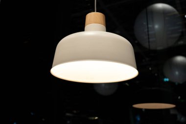 Modern Minimalist Lamba ile Tahta Top Karanlıkta Parlıyor. iç tasarım, ev dekorasyonu, ışıklandırma teknolojisi, minimalizm, İskandinav tarzı ve çağdaş alanlar için ortam aydınlatması.