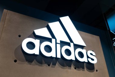 Adidas logosu. ADIDAS bir Alman spor ayakkabısı ve giysisidir..