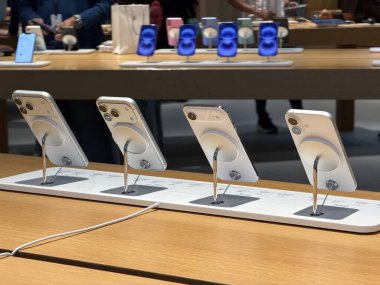 Apple iPhone 17 Serisi. Bir mağazada yeni iPhone 17 'nin yanı sıra iPhone 17 Pro, Pro, Air ve iPhone 17' yi karşılaştırma ve test etme.