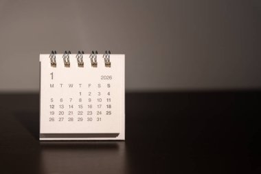 Ocak ayı için 2026 masa takvimi fotokopi alanı ile koyu arkaplan. Zaman yönetimi, programlama ve iş organizasyonu.