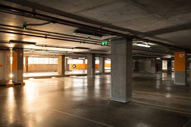 Beton sütunları ve güneş ışığı olan boş bir otopark binası. şehir altyapısı, ulaşım ve şehir yaşamı.