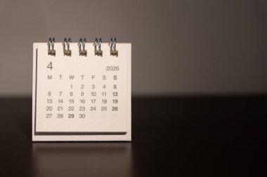 Koyu arkaplanda fotokopi alanı olan APRIL için 2026 masa takvimi. Zaman yönetimi, programlama ve iş organizasyonu.