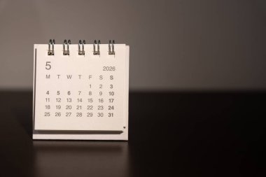 2026 Mayıs takvimi için fotokopi alanı ile koyu arkaplan takvimi. Zaman yönetimi, programlama ve iş organizasyonu.