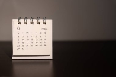 2026 Haziran takvimi için fotokopi alanı ile koyu arkaplan. Zaman yönetimi, programlama ve iş organizasyonu.