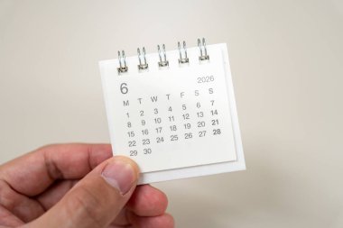 Planlama için El Tutma Küçük Masa Takvimi Haziran 2026. zaman yönetimi, etkinlik planlaması, randevu ayarlama ve kişisel organizasyon.