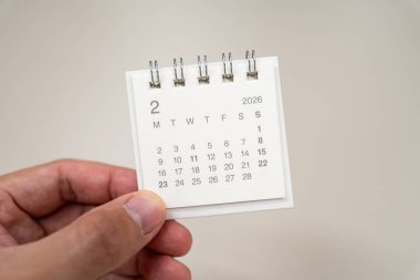 Planlama için El Tutma Küçük Masa Takvimi Şubat 2026. zaman yönetimi, etkinlik planlaması, randevu ayarlama ve kişisel organizasyon.