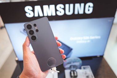 Yeni Samsung Galaksisi S26 Ultra Akıllı Telefon. mobil teknoloji yeniliği, premium donanım tasarımı ve yüksek teknoloji dijital yaşam tarzı.