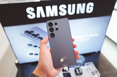 Yeni Samsung Galaksisi S26 Ultra Akıllı Telefon. mobil teknoloji yeniliği, premium donanım tasarımı ve yüksek teknoloji dijital yaşam tarzı.