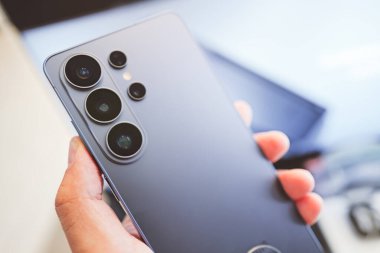 Yeni Samsung Galaksisi S26 Ultra Akıllı Telefon. mobil teknoloji yeniliği, premium donanım tasarımı ve yüksek teknoloji dijital yaşam tarzı.