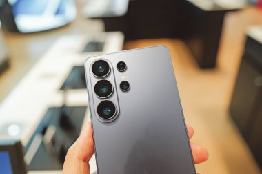 Yeni Samsung Galaksisi S26 Ultra Akıllı Telefon. mobil teknoloji yeniliği, premium donanım tasarımı ve yüksek teknoloji dijital yaşam tarzı.