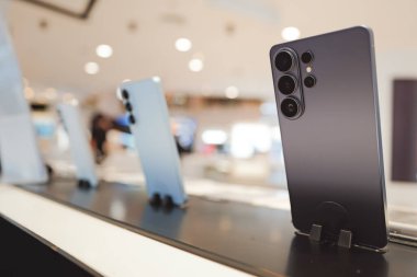 Yeni Samsung Galaksisi S26 Ultra Akıllı Telefon. mobil teknoloji yeniliği, premium donanım tasarımı ve yüksek teknoloji dijital yaşam tarzı.