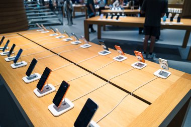 Apple iPhone 17 Serisi. Bir mağazada yeni iPhone 17 'nin yanı sıra iPhone 17 Pro, Pro, Air ve iPhone 17' yi karşılaştırma ve test etme.