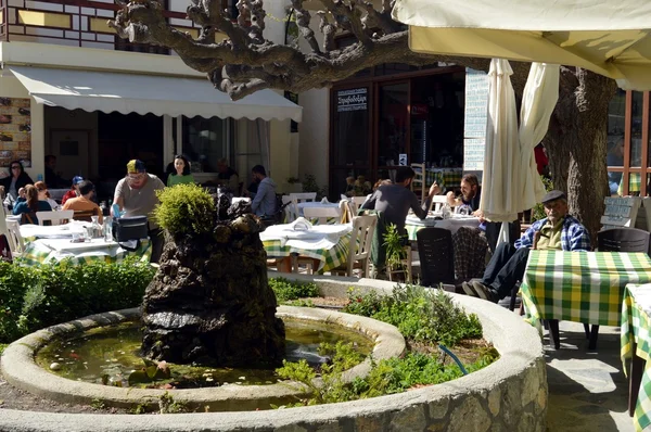 Um restaurante em uma pequena praça . — Fotografia de Stock