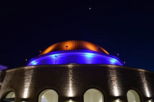 Una cúpula con la luna . —  Fotos de Stock