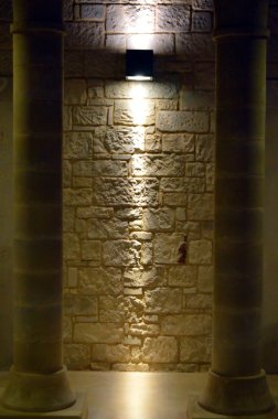 Bir otel ona zarar iki sütun.