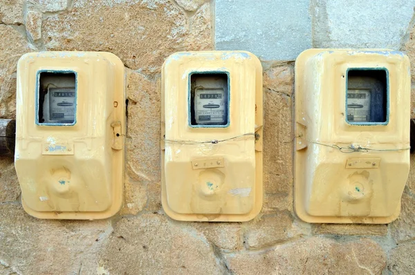 Medidores eléctricos en una fachada . — Foto de Stock