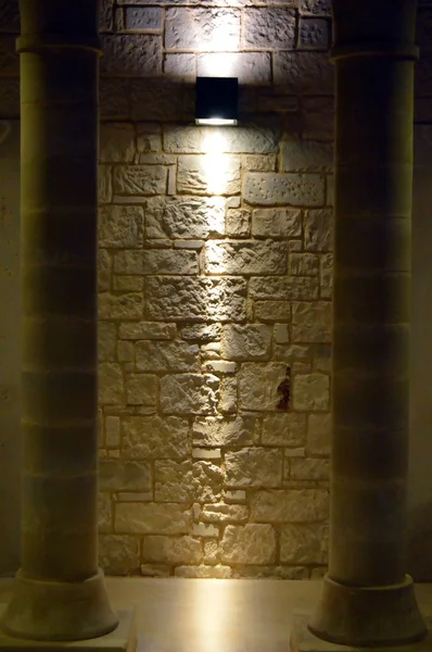 Bir otel ona zarar iki sütun.